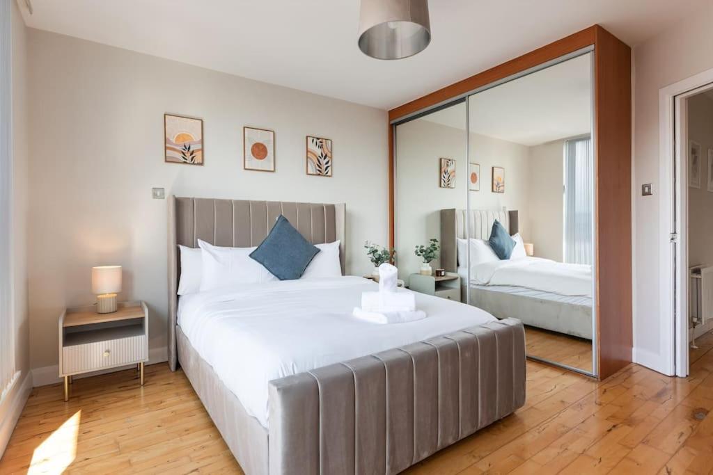 Modern Penthouse Apartment 2 Bed, 2 Bath Sleeps 6 City Centre เบลฟาสต์ ภายนอก รูปภาพ